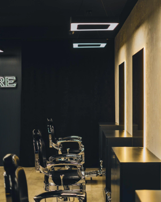 Karriget dhe pasqyrat e Rare Barber Shop